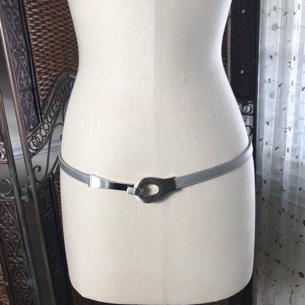 Women’s Slim SilverLeather-Lined Belt with Silver Loop Buckle